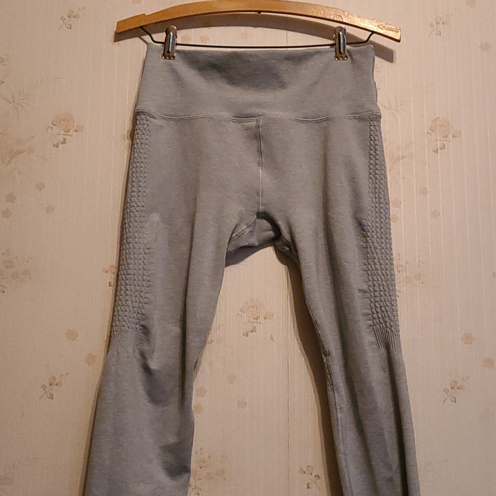 Alphalete Halo leggings in Cloud Gray and size XL